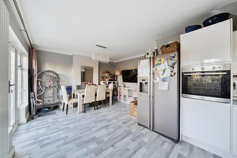 10 Anglesey Gardens, Carshalton, SM5 3JE