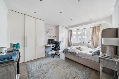 10 Anglesey Gardens, Carshalton, SM5 3JE