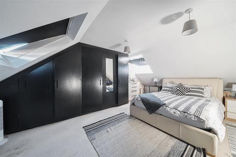 10 Anglesey Gardens, Carshalton, SM5 3JE