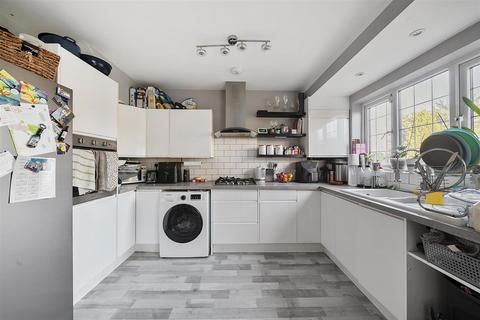 10 Anglesey Gardens, Carshalton, SM5 3JE