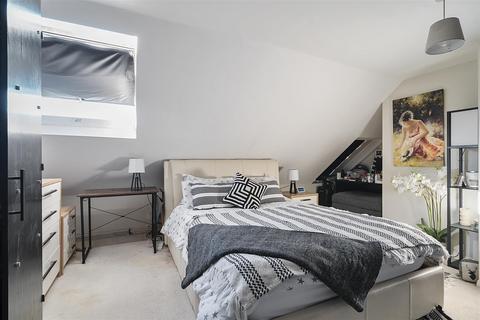 10 Anglesey Gardens, Carshalton, SM5 3JE