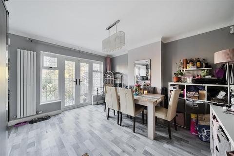 10 Anglesey Gardens, Carshalton, SM5 3JE