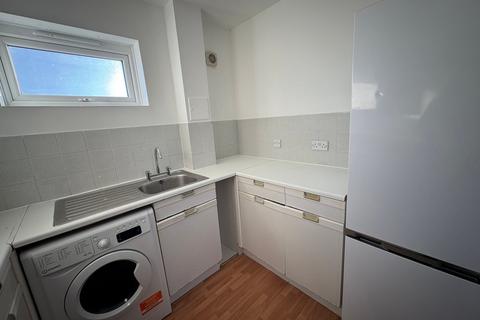 2 bedroom flat to rent, Walsingham Close, Hatfield, AL10