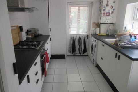 2 bedroom terraced house to rent, West Street, Leigh On Sea