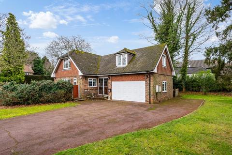 4 bedroom detached house for sale, Barn Close, Banstead