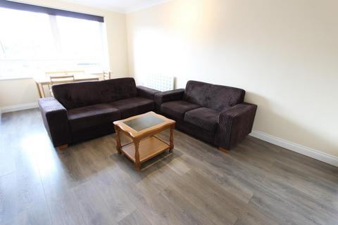 2 bedroom flat to rent, Friern Park, London N12