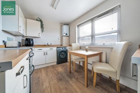 2 bedroom flat to rent, North Road, Lancing, West Sussex, BN15