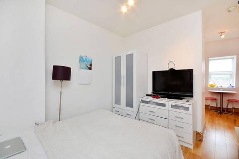 Studio to rent, High Road, East Finchley, London, N2