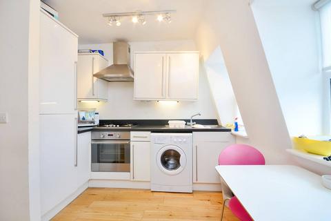 Studio to rent, High Road, East Finchley, London, N2