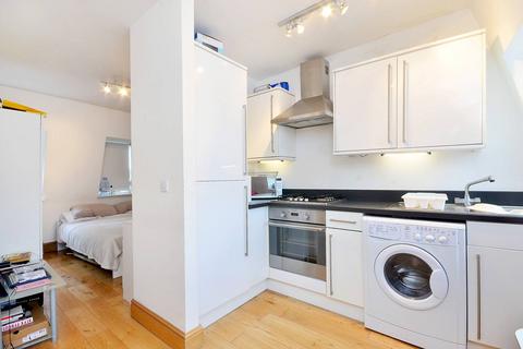 Studio to rent, High Road, East Finchley, London, N2