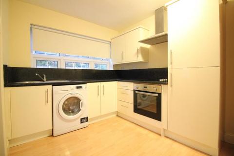 Studio to rent, Chertsey Bridge Road, Chertsey