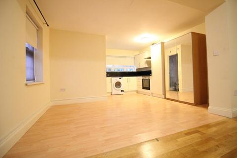 Studio to rent, Chertsey Bridge Road, Chertsey