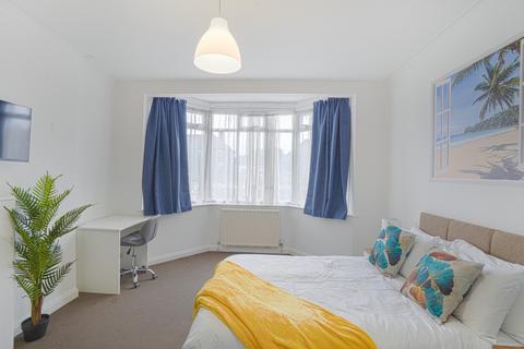 1 bedroom in a house share to rent, Western Avenue, London W3