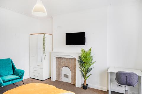 1 bedroom in a house share to rent, Western Avenue, London W3