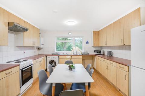 1 bedroom in a house share to rent, Western Avenue, London W3