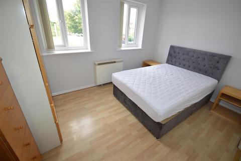 2 bedroom flat to rent, Stretford Road, Manchester M15