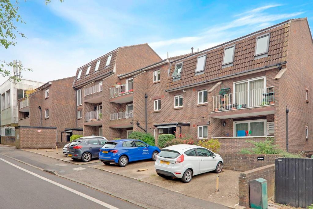 15 d1d6 JHProp World   12a Wells Park Court   43 med