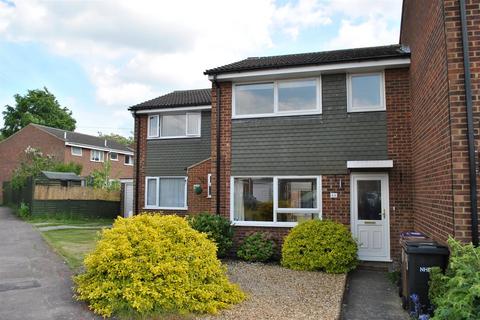 3 bedroom terraced house to rent, Tennyson Close, Royston