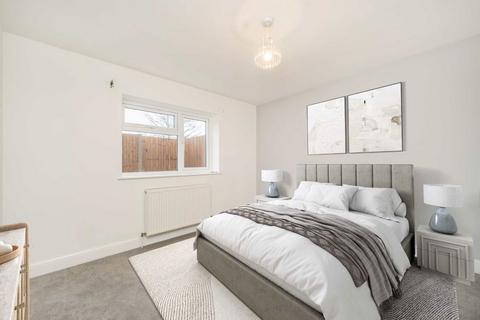 3 bedroom flat to rent, Saxon Drive, London W3