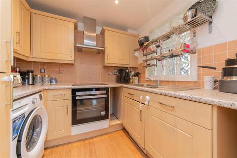 2 bedroom flat for sale, Glebelands Close, North Finchley