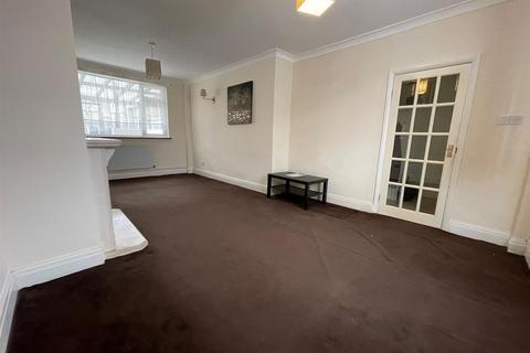 3 bedroom semi-detached house to rent, Cromwell Road, Hayes UB3