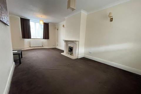 3 bedroom semi-detached house to rent, Cromwell Road, Hayes UB3