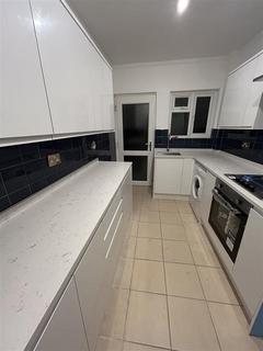 3 bedroom semi-detached house to rent, Cromwell Road, Hayes UB3