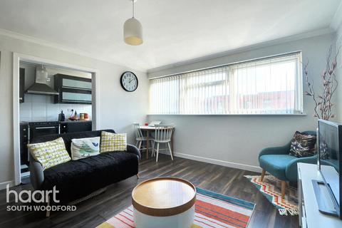 1 bedroom flat for sale, Lynwood Close, South Woodford