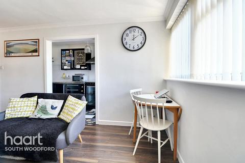 1 bedroom flat for sale, Lynwood Close, South Woodford