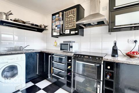 40 Lynwood Close, London, E18 1DP