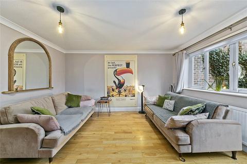 58 Stevens Close, Hampton, TW12 3YW