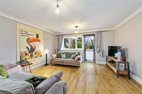 58 Stevens Close, Hampton, TW12 3YW
