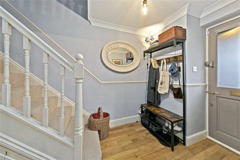 58 Stevens Close, Hampton, TW12 3YW