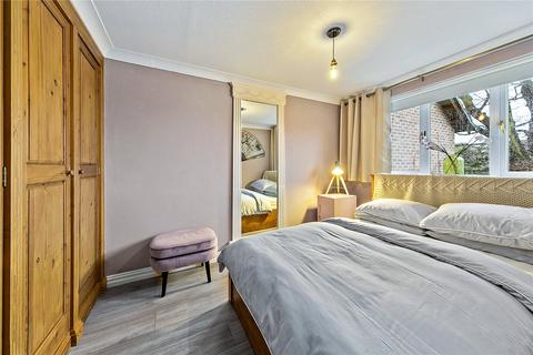 58 Stevens Close, Hampton, TW12 3YW