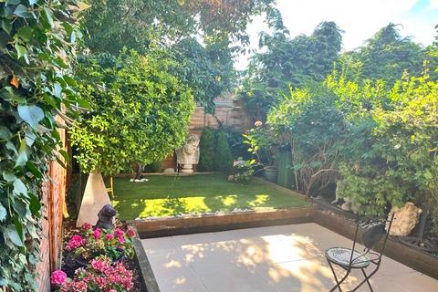 58 Stevens Close, Hampton, TW12 3YW