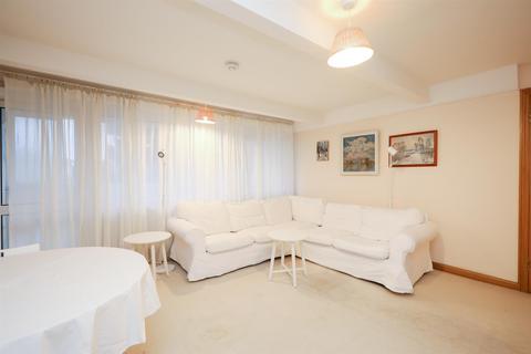 2 bedroom flat to rent, Trinity Way, Acton