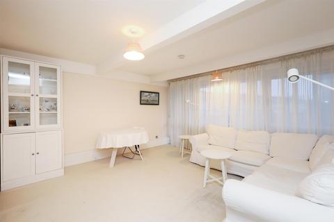 2 bedroom flat to rent, Trinity Way, Acton