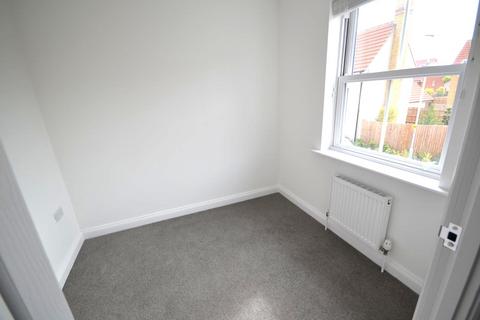 3 bedroom terraced house to rent, Snowberry Road, CM6