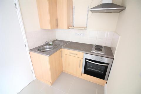 Studio to rent, Hanworth Road, Hounslow