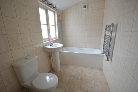 2 bedroom terraced house to rent, Railway Street, Gravesend DA11