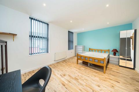 4 bedroom flat to rent, Selkirk Road, London SW17