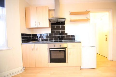 Studio to rent, Hanworth Road, Hounslow