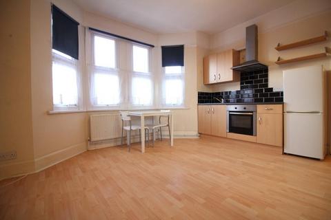 Studio to rent, Hanworth Road, Hounslow