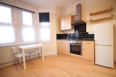 Studio to rent, Hanworth Road, Hounslow