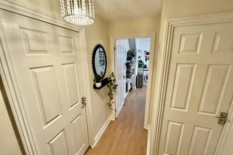 2 bedroom flat for sale, HARBURY COURT, NEWBURY RG14