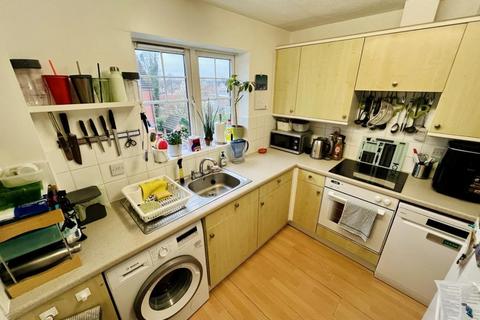 2 bedroom flat for sale, HARBURY COURT, NEWBURY RG14