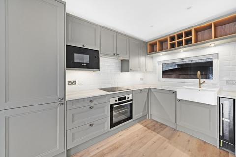 3 bedroom flat to rent, Mews Street, London