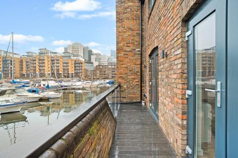 3 bedroom flat to rent, Mews Street, London
