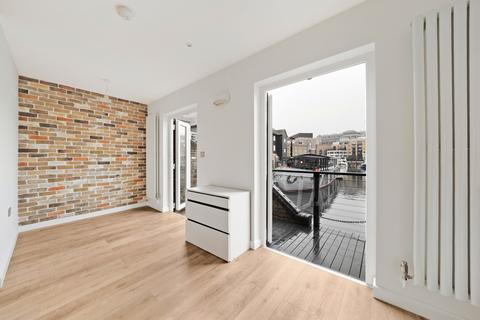 3 bedroom flat to rent, Mews Street, London