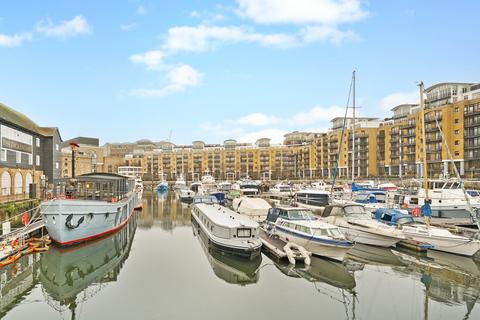 3 bedroom flat to rent, Mews Street, London